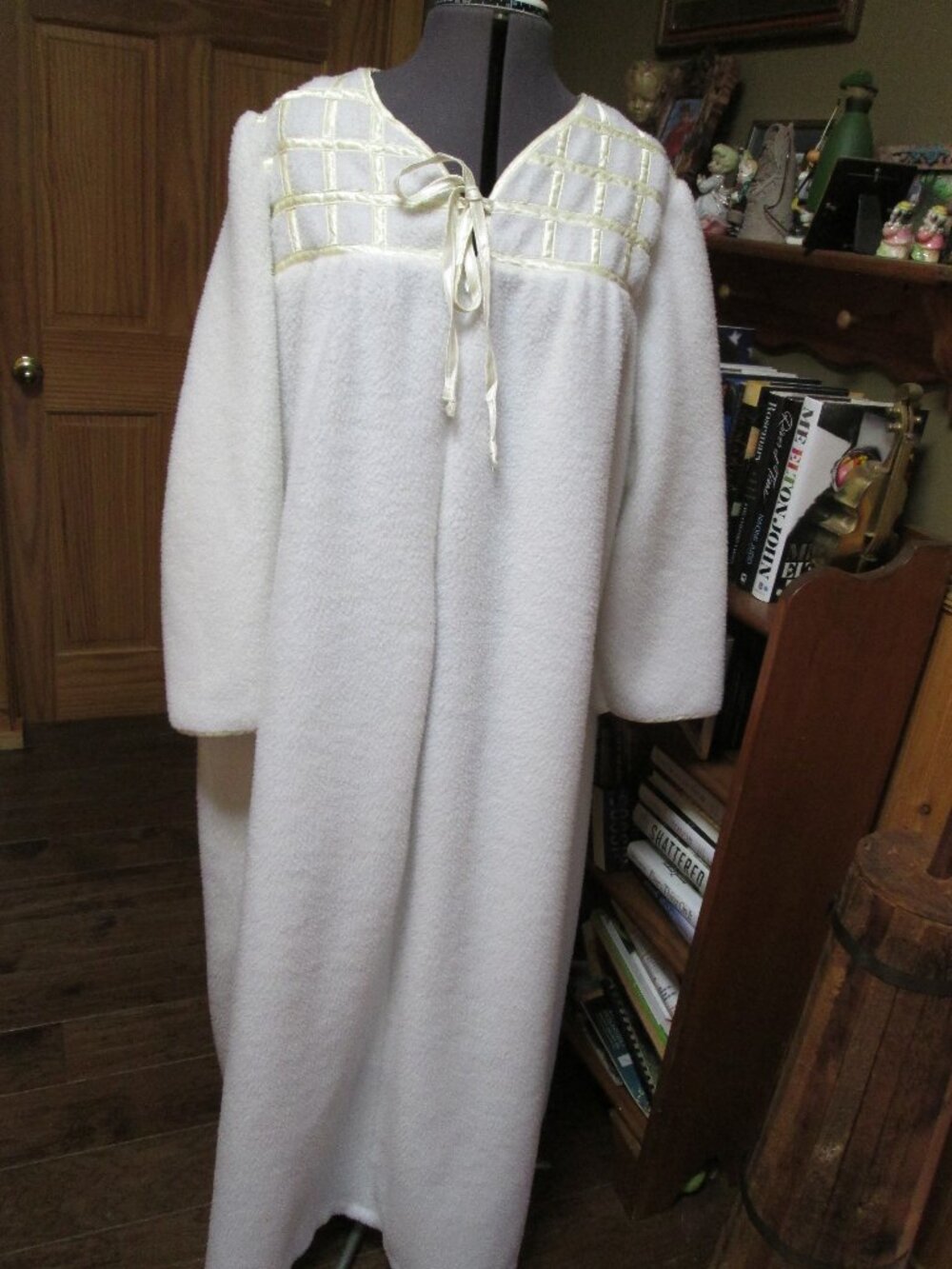 vtg Modest Vandemere union md fuzzy borg like robe zip front pastel trim xxl